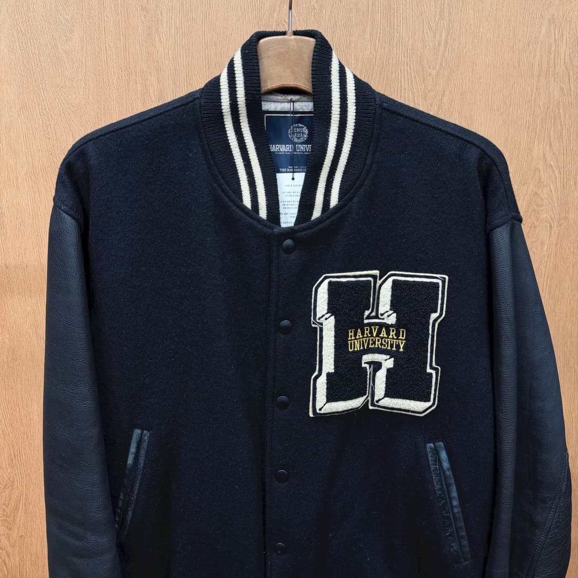 하버드 유니버시티 바시티 자켓 레더 슬리브 배색 로고 자수 디테일 블랙 상품이미지4