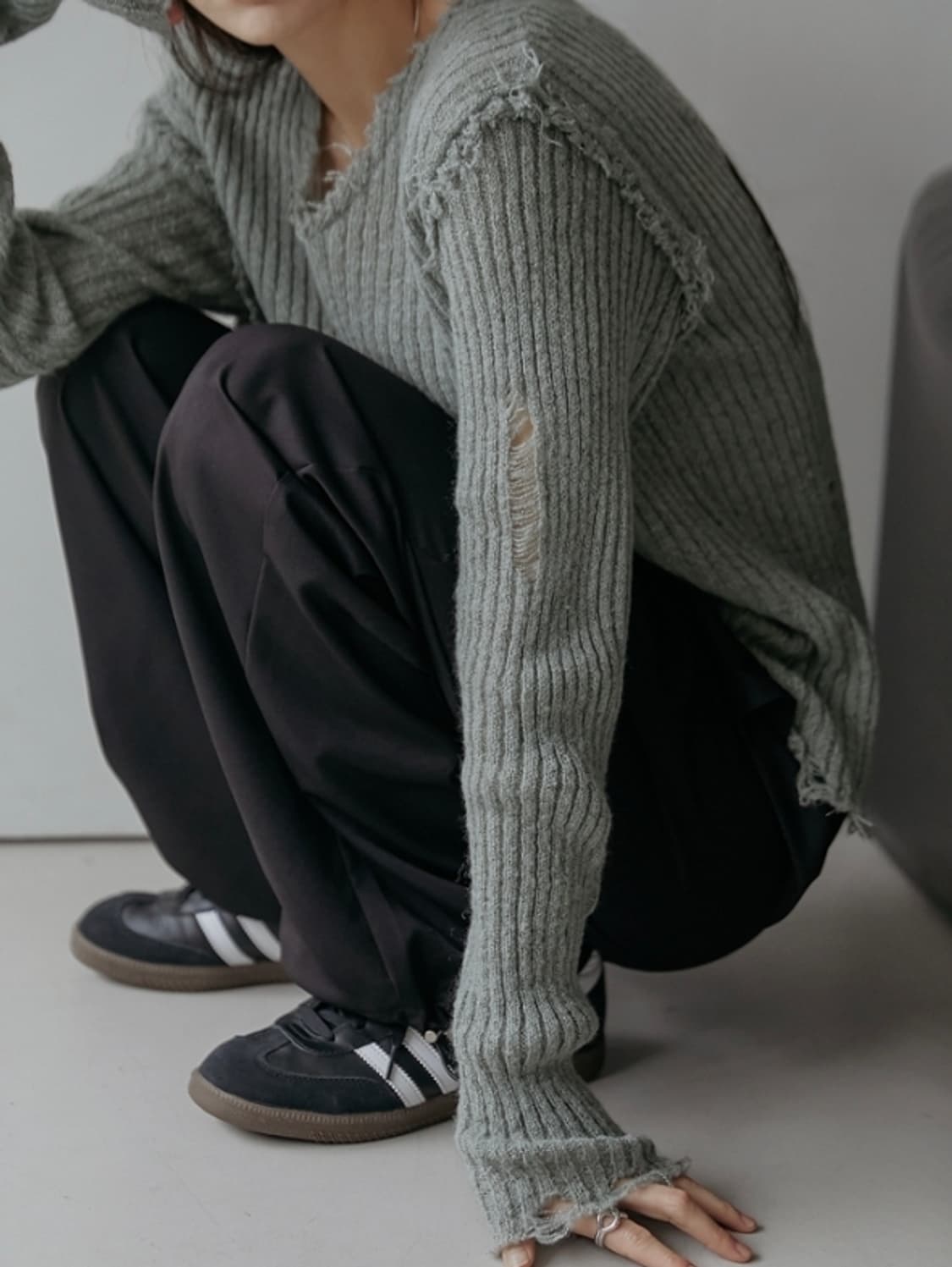 그런지 울 데미지 브이넥 니트 상품이미지4