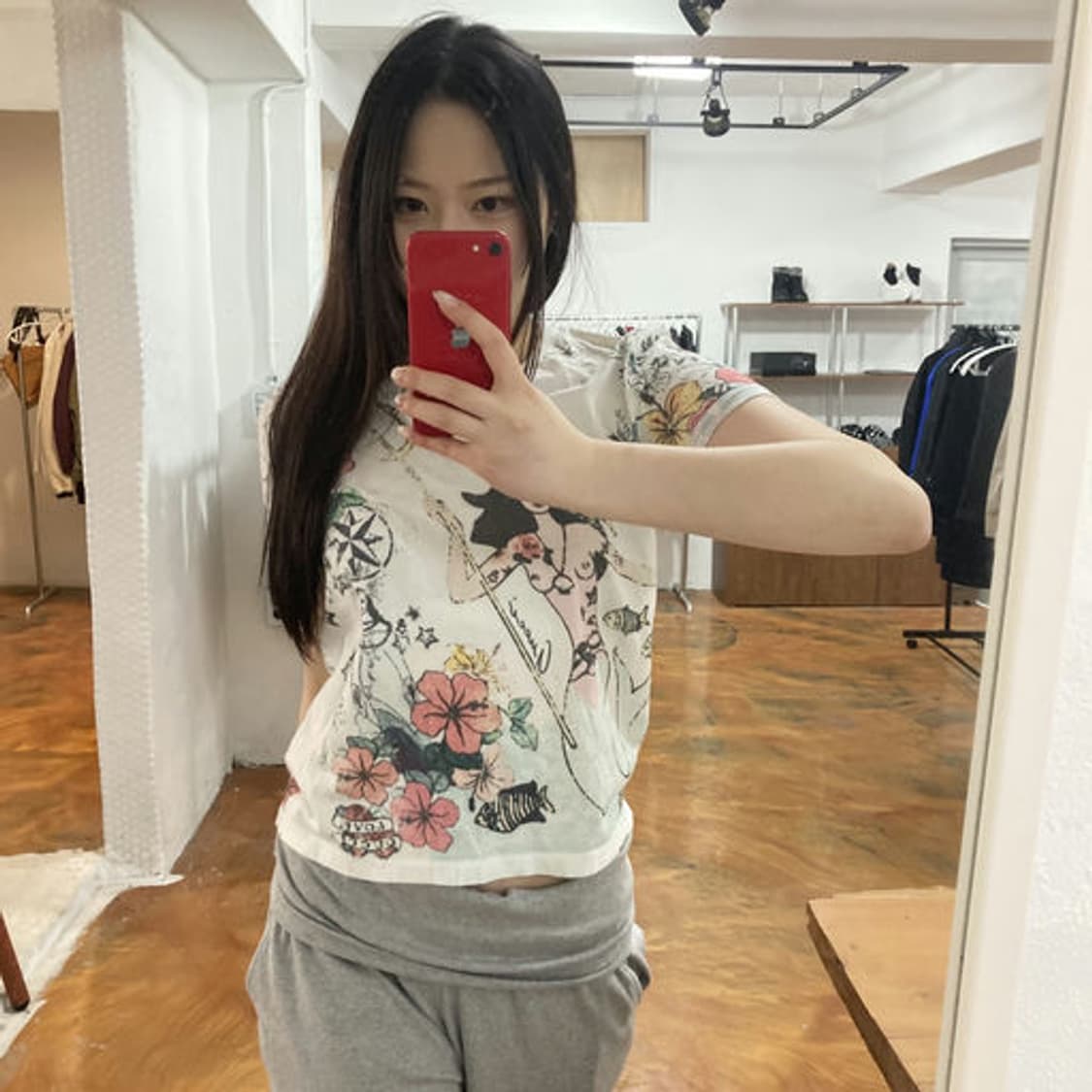 구찌(Gucci) 시그니처 그래픽 프린팅 브이넥 반팔 티셔츠 상품이미지6