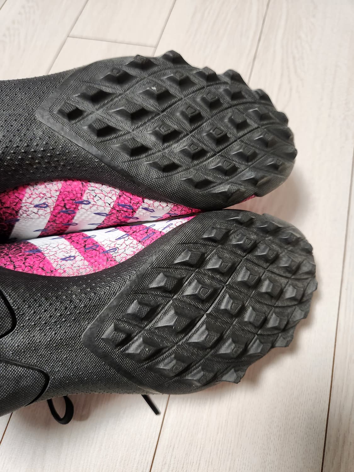 아디다스 프레데터 프릭.3 L TF 풋살화 FW7520 사이즈250

여 상품이미지9