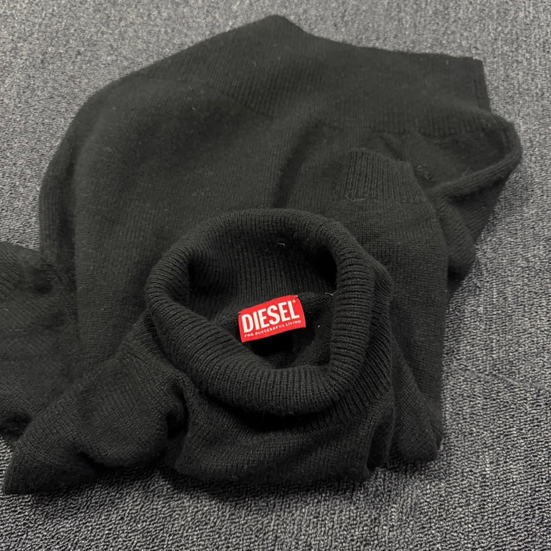디젤 컷아웃 로고 터틀넥 니트 반팔 상품이미지8