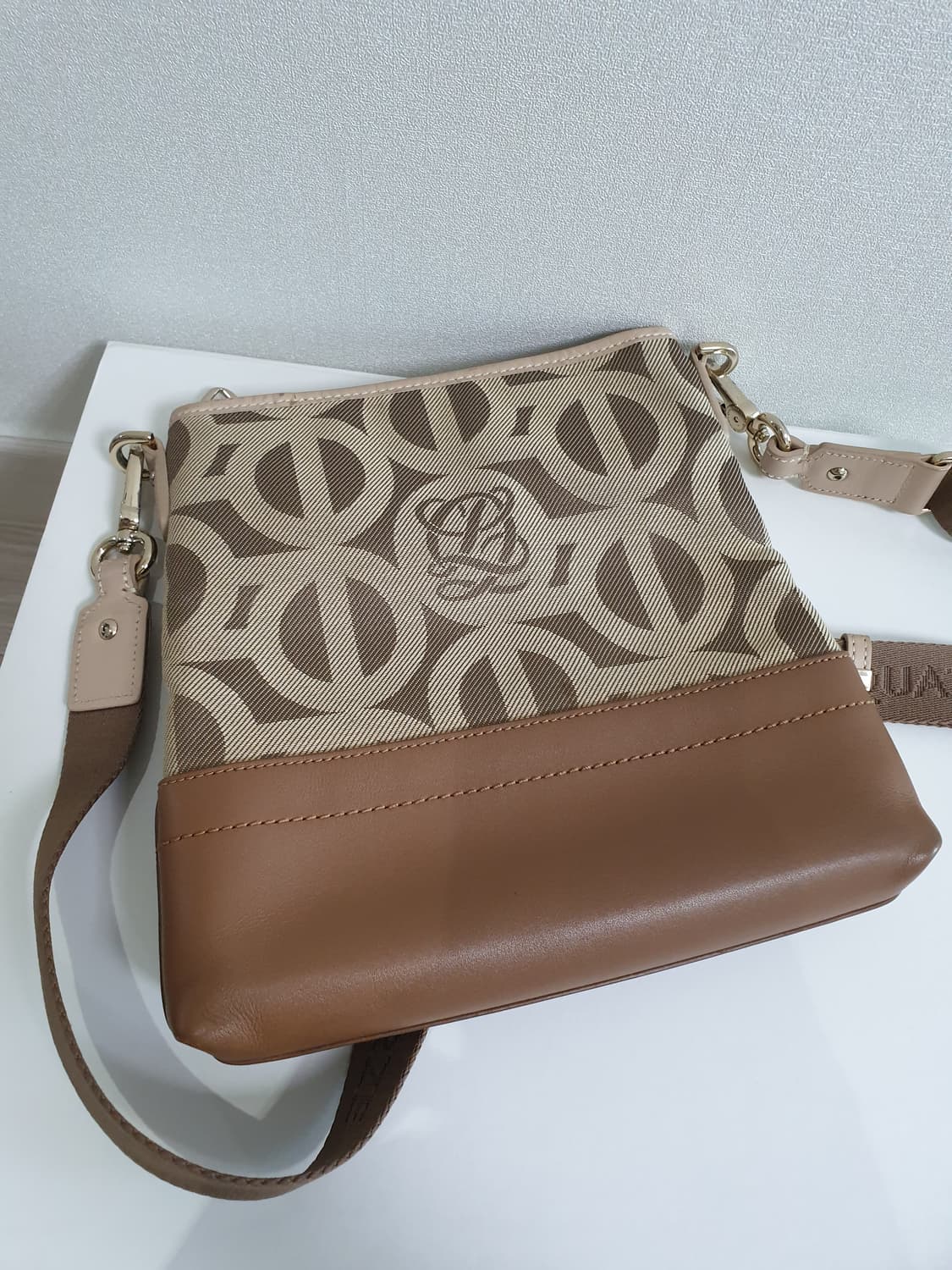 루이까또즈 카멜 크로스백 상품이미지3