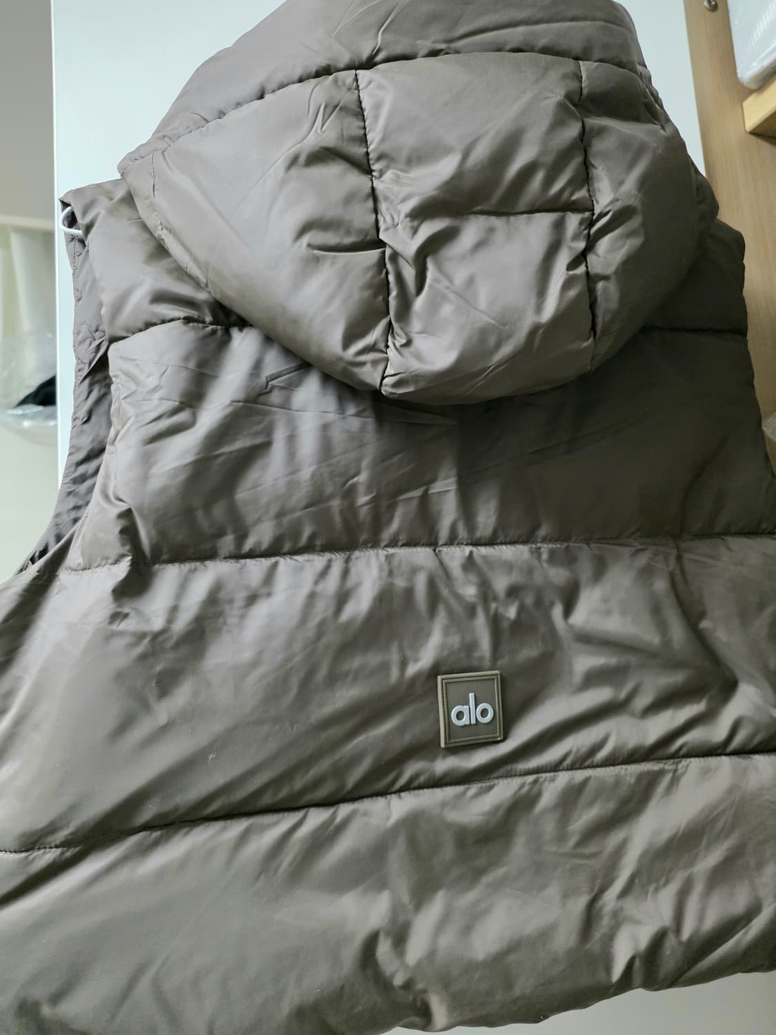 알로 브라운 패딩 조끼 상품이미지5