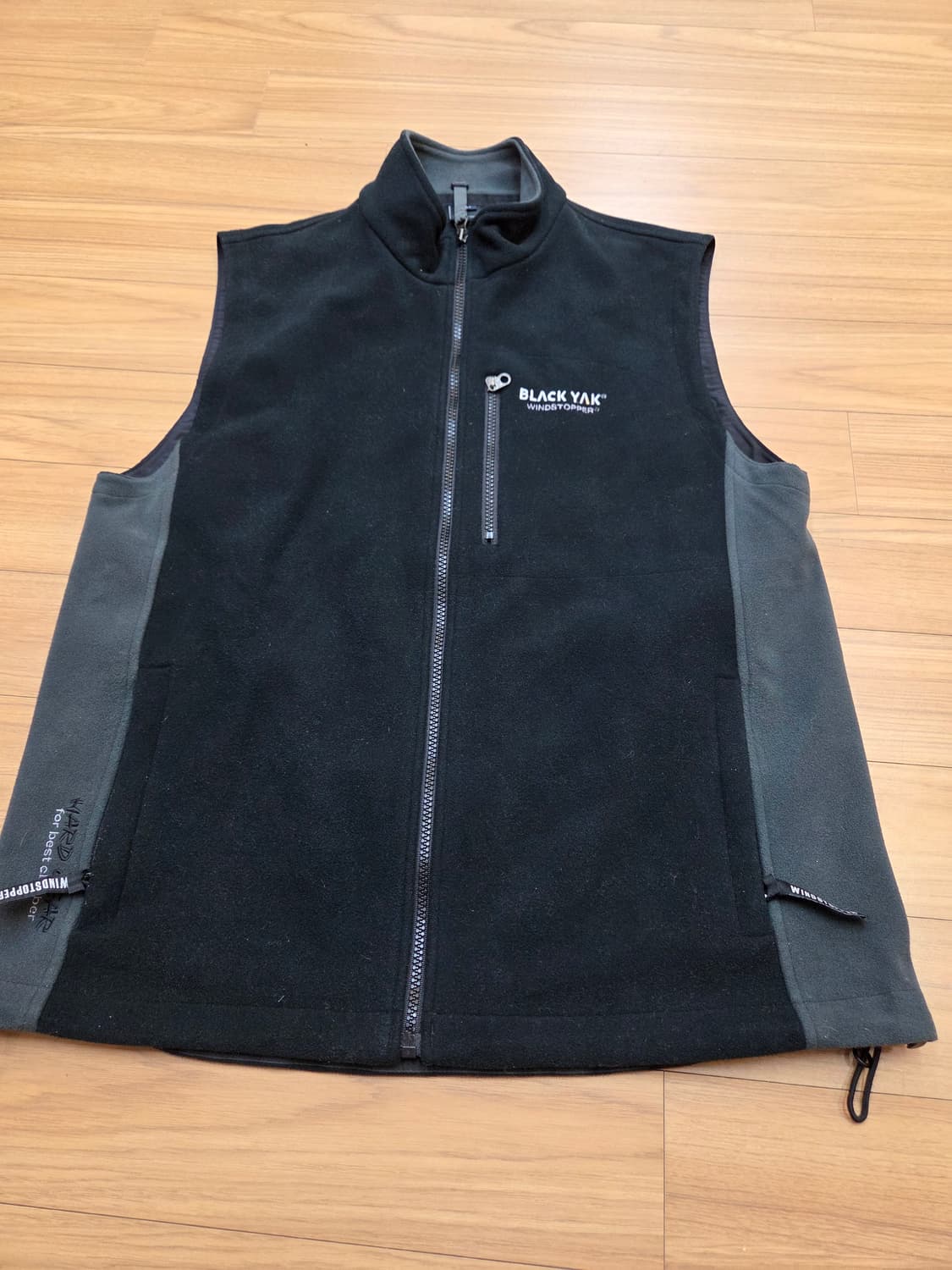 블랙야크 남성 바람막이 조끼 XL사이즈입니다. 검정색에 WINDSTOPP 상품이미지1