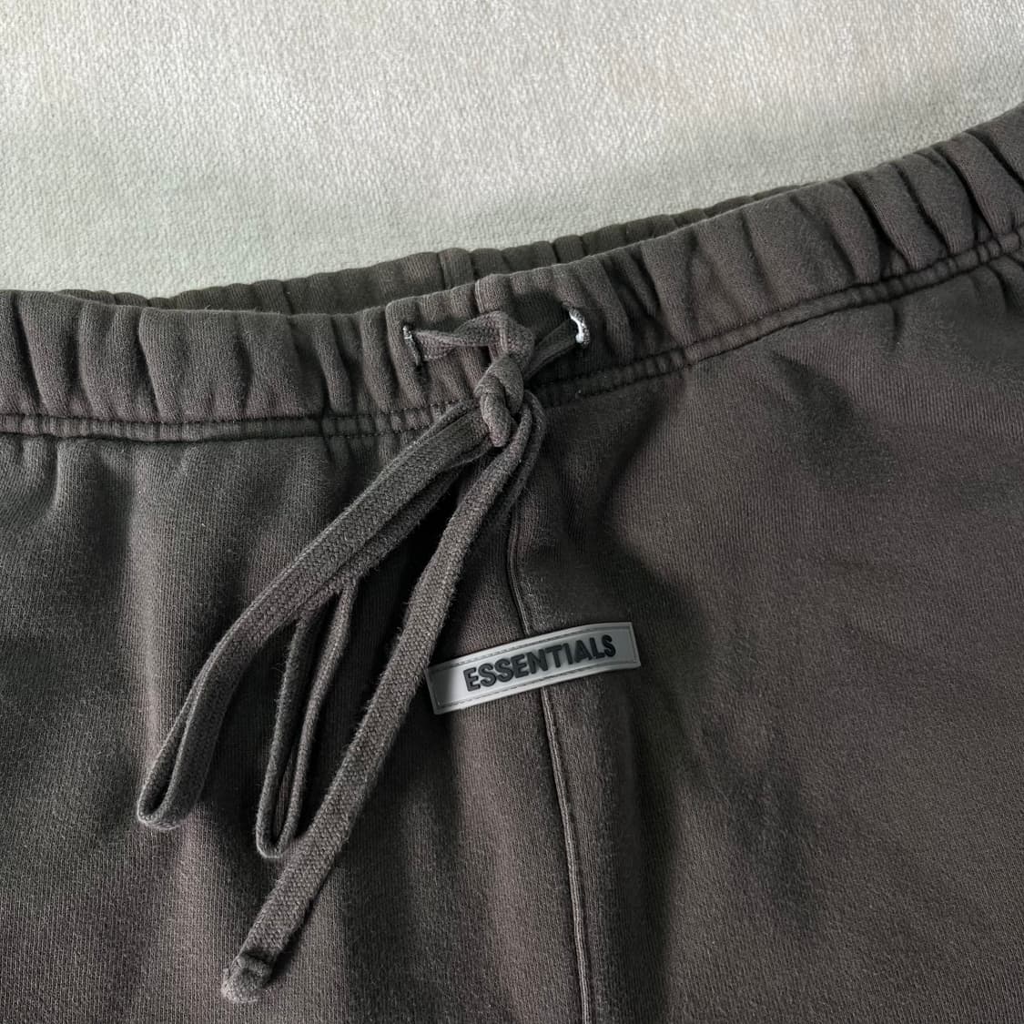 32 피오갓 에센셜 스티치로고 차콜 트랙팬츠 상품이미지2