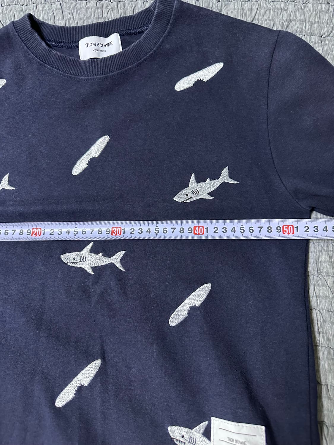 톰브라운 샤크 패턴 맨투맨 네이비 상품이미지5