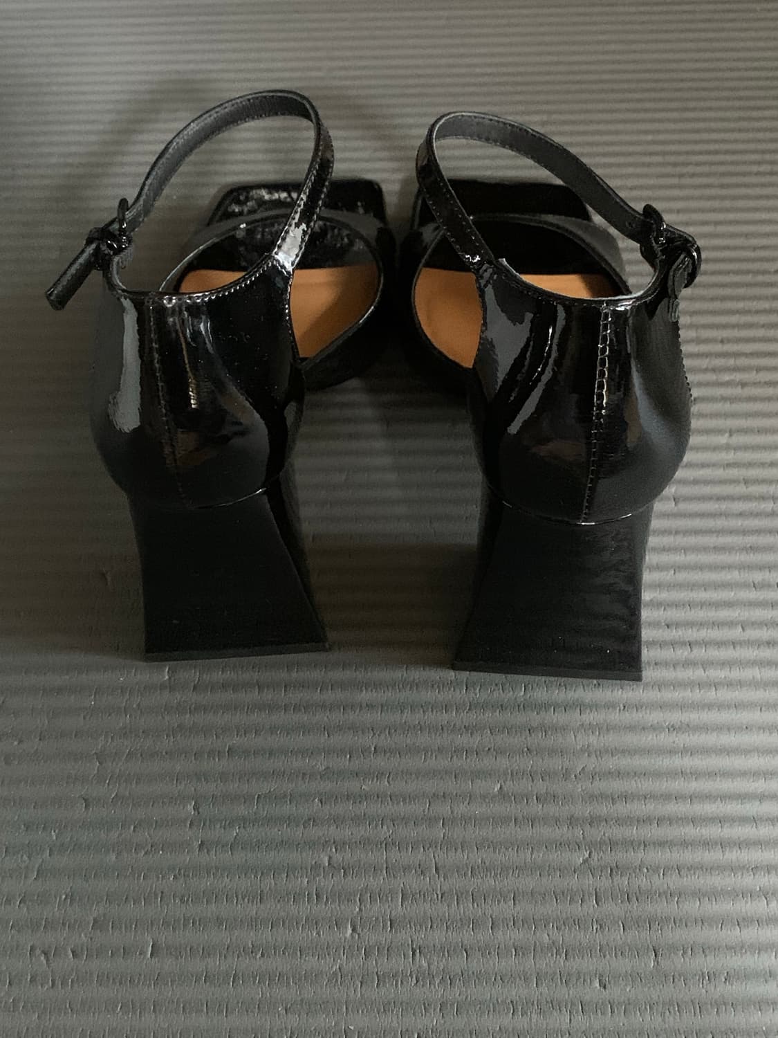 (새상품)COS 코스 스퀘어 에나멜 슈즈 상품이미지4