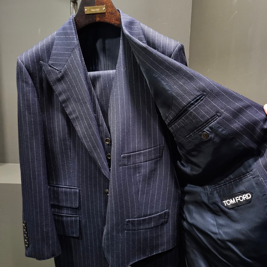 톰포드 윈저 핀스트라이프 울 쓰리피스 수트셋업 상품이미지4