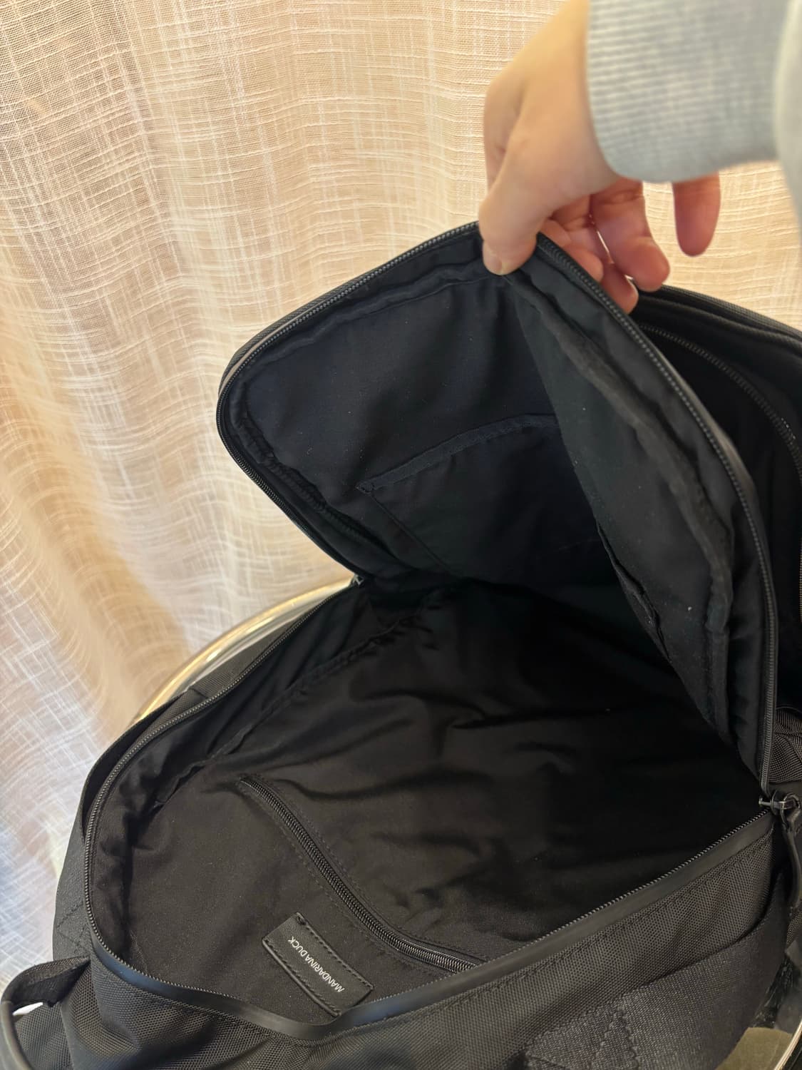 정품 만다리나덕 블랙 백팩     상품이미지7