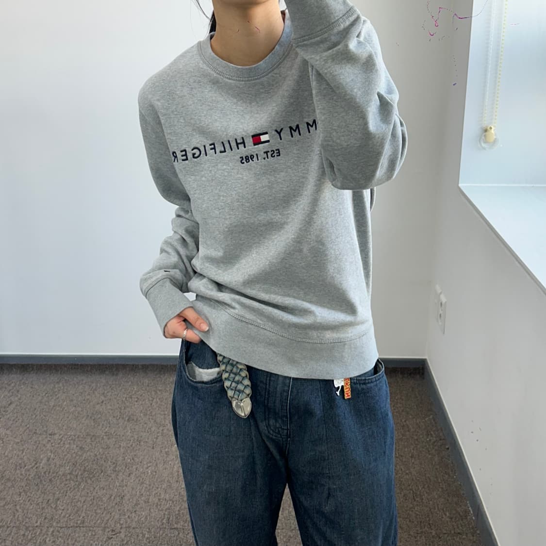 Tommy Hilfiger 타미힐피거 스펠아웃 로고 그레이 맨투맨 상품이미지2