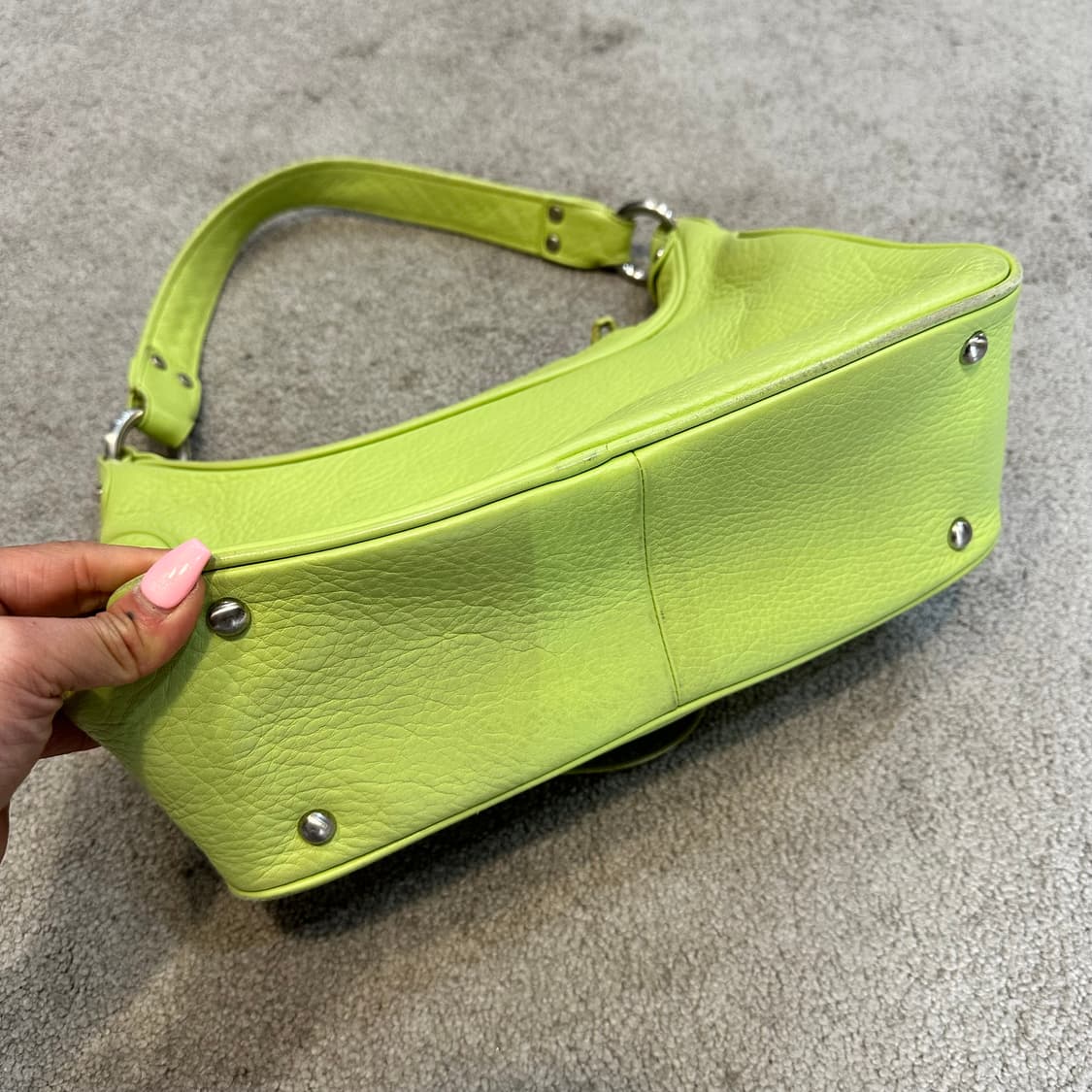 MCM 엠씨엠 빈티지 라임 숄더백 상품이미지9