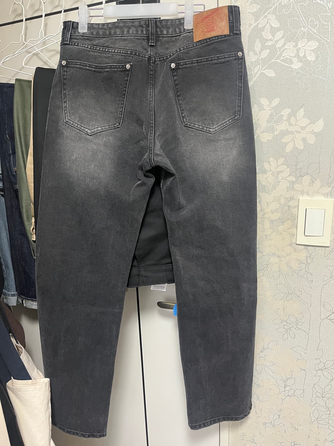 쿠어 플라이 스트레이트 데님팬츠 (워시드블랙) 상품이미지2