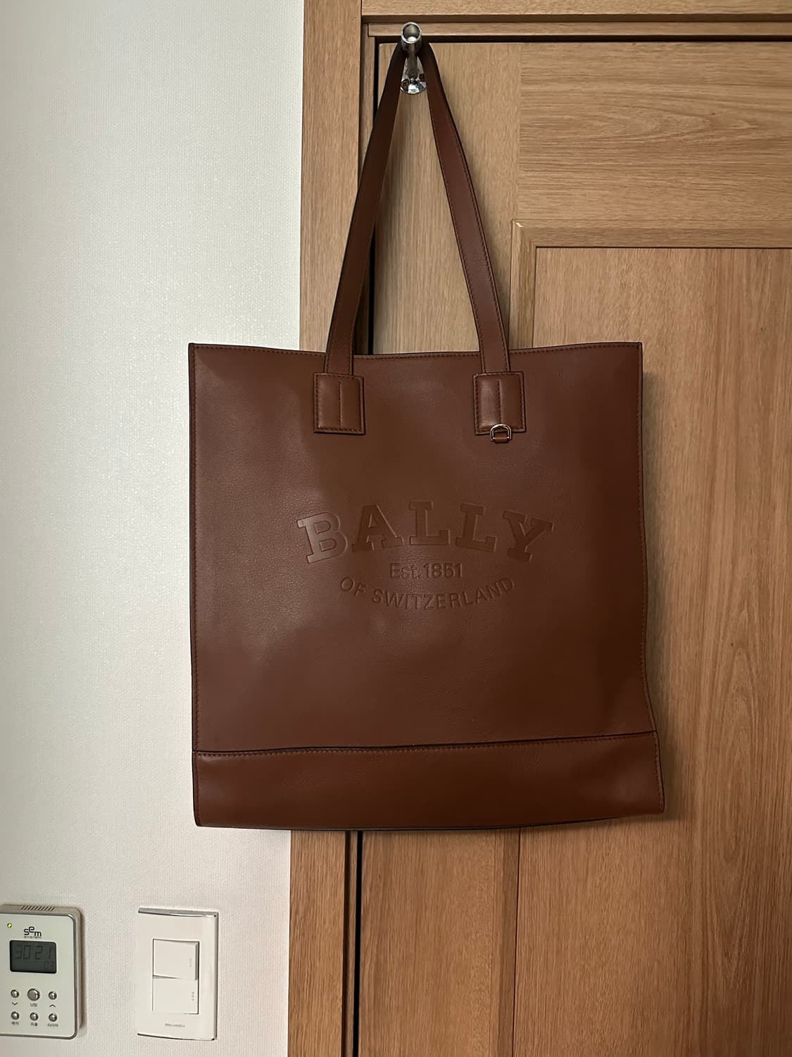 발리 크리스탈리아 레더 토트백 브라운 상품이미지1