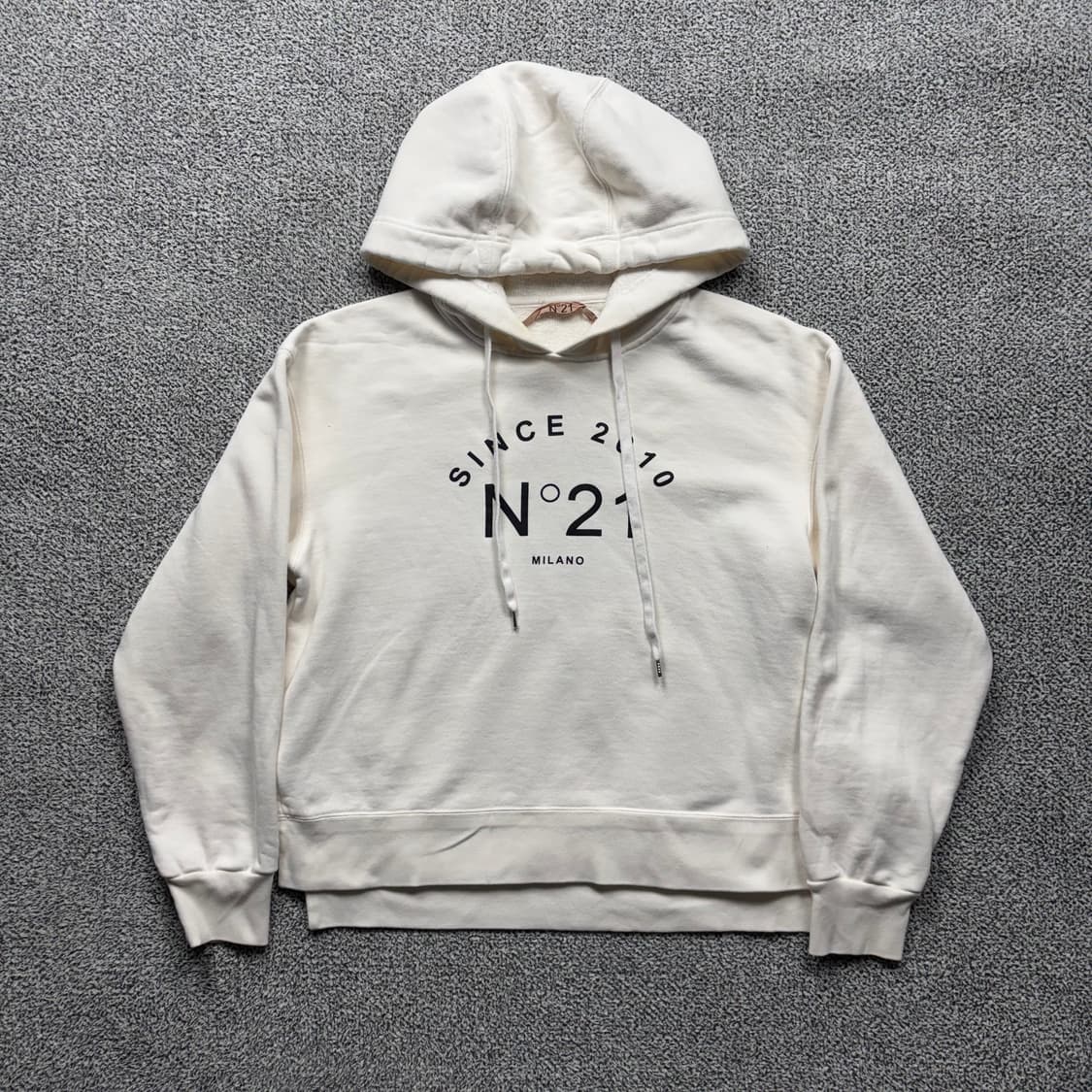 N21 빅로고 화이트 후드티 상품이미지1