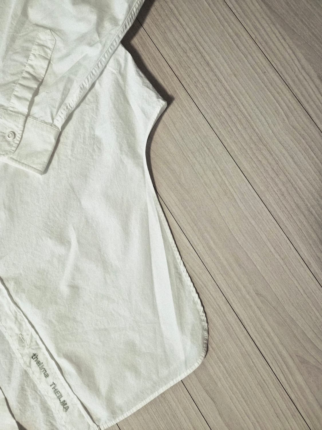 더일마(THE ILMA) 화이트 오버핏 데미지 커팅 셔츠 상품이미지4