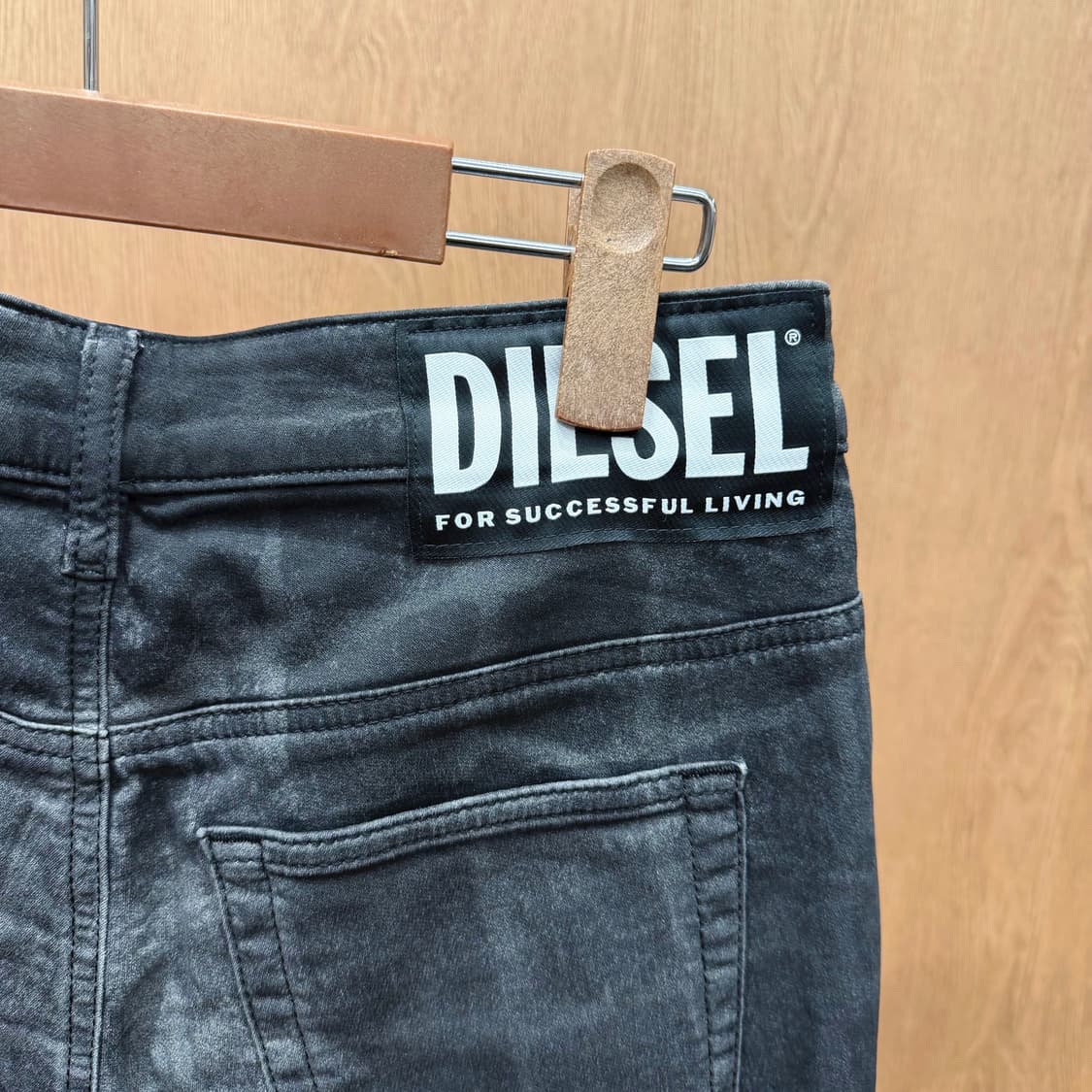 디젤 데님 팬츠 스케일 패턴 백밴딩 로고 패치 백포켓 디테일 흑청 상품이미지7