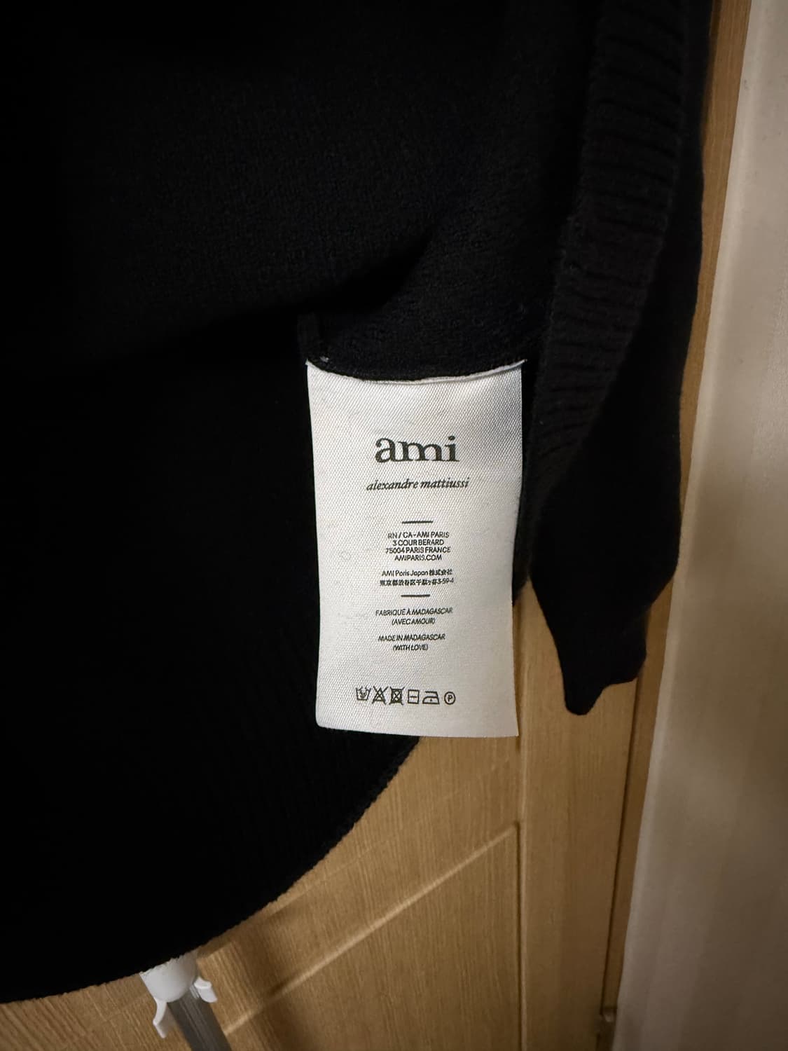 [M] 아미 ami 스몰하트 로고 자수 크루넥 스웨터 블랙 아미 니트 상품이미지4