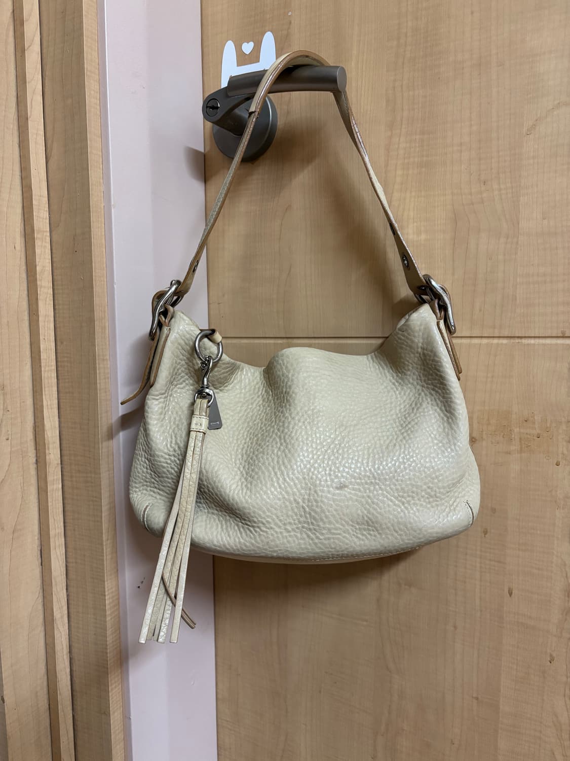 코치 크림 레더 숄더백 상품이미지4