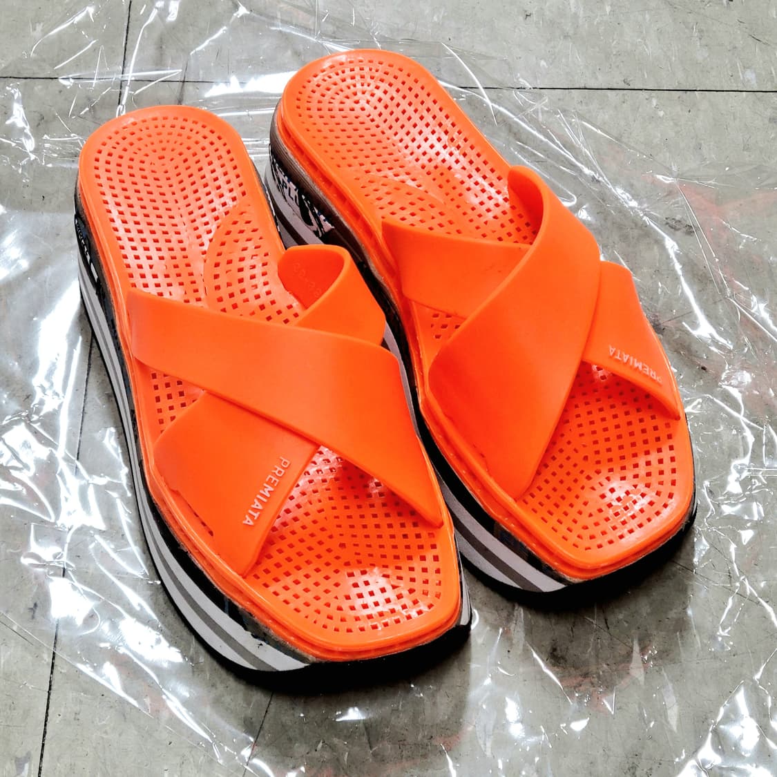 프리미아타 오렌지컬러 펀칭 샌들 슬리퍼 (245-250/표기38-39) 상품이미지1