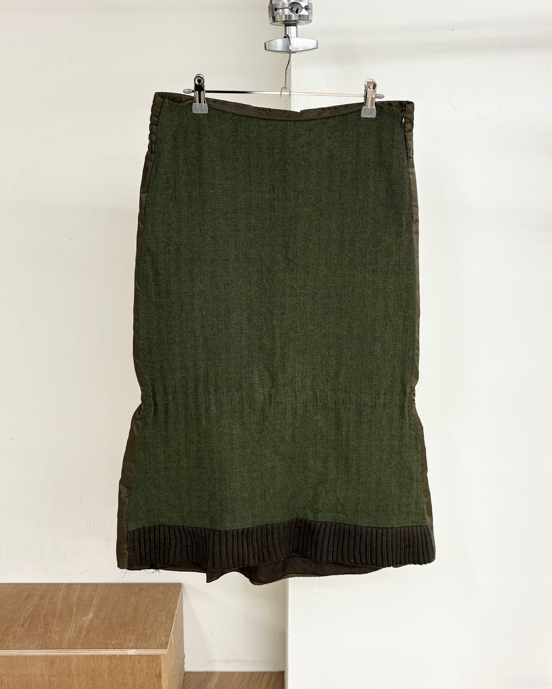 미우미우 카키 백 버클 미디 스커트 상품이미지1