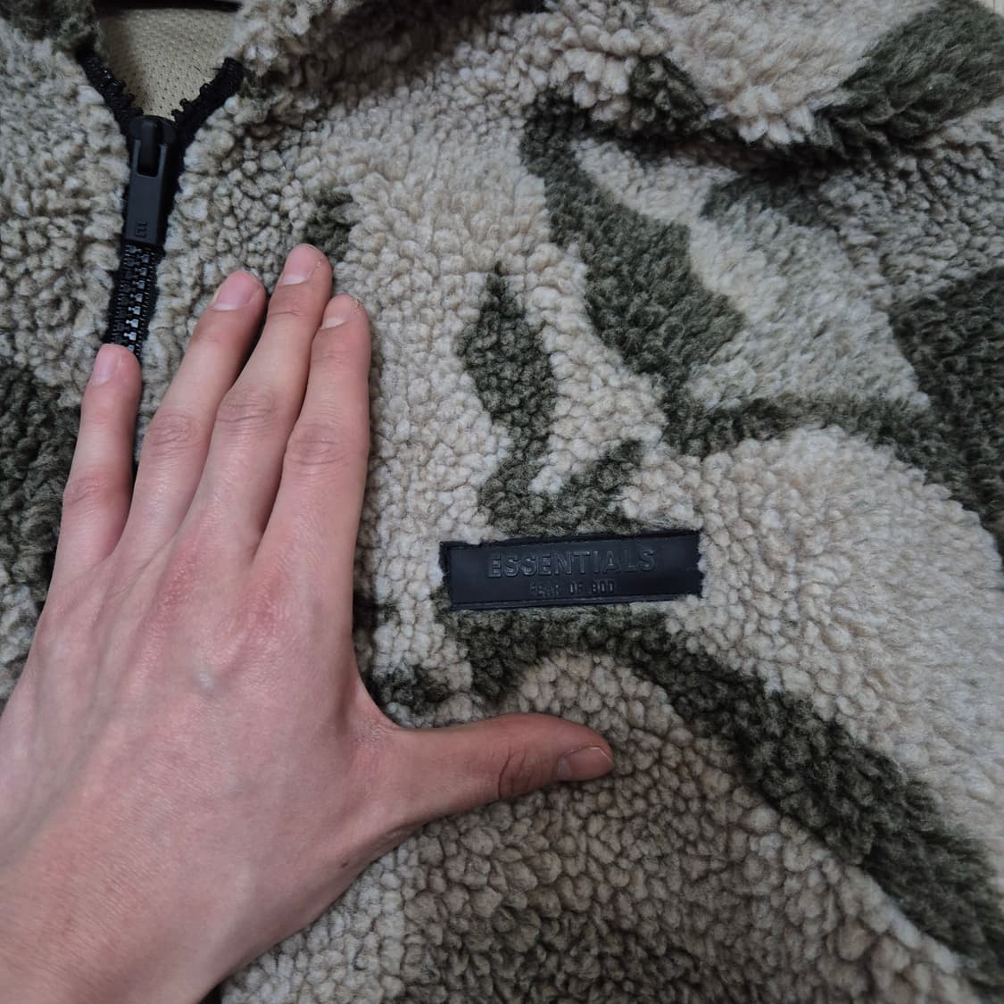 피어오브갓 에센셜 박스로고 카모플라쥬 아노락 후드 후리스 XL(105) 상품이미지4