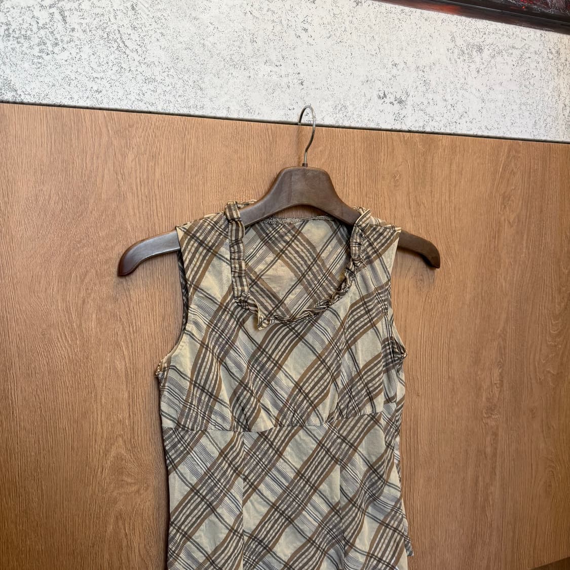 빈티지 슬리브리스 체크 블라우스 프릴넥 디테일 슬림핏 베이지 상품이미지3