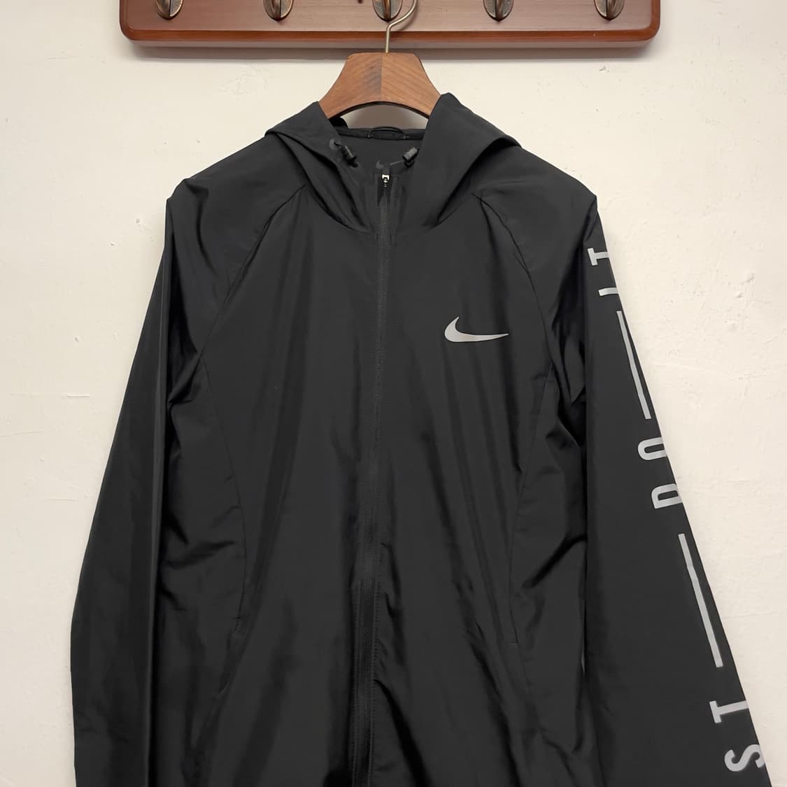 나이키 (우먼) 저스트 두잇 러닝 블랙 경량 바람막이 상품이미지3