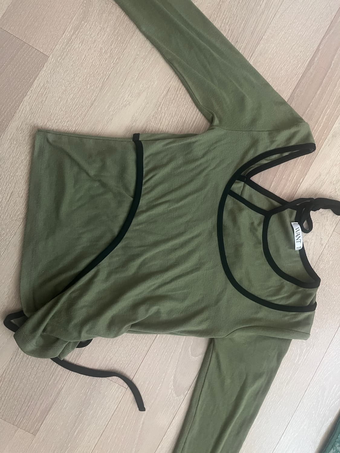 클라우드이모션 라떼 배색 리본 오프숄더 T 상품이미지3