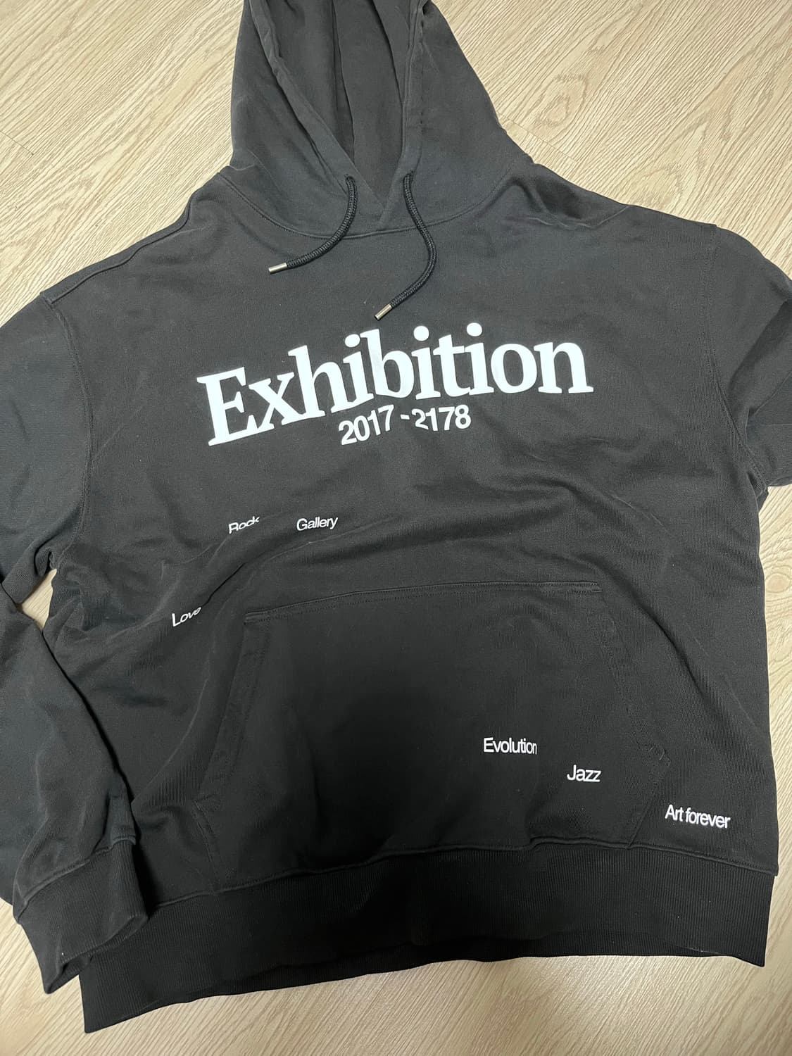 the museum visitor exhibition hoodie 상품이미지2