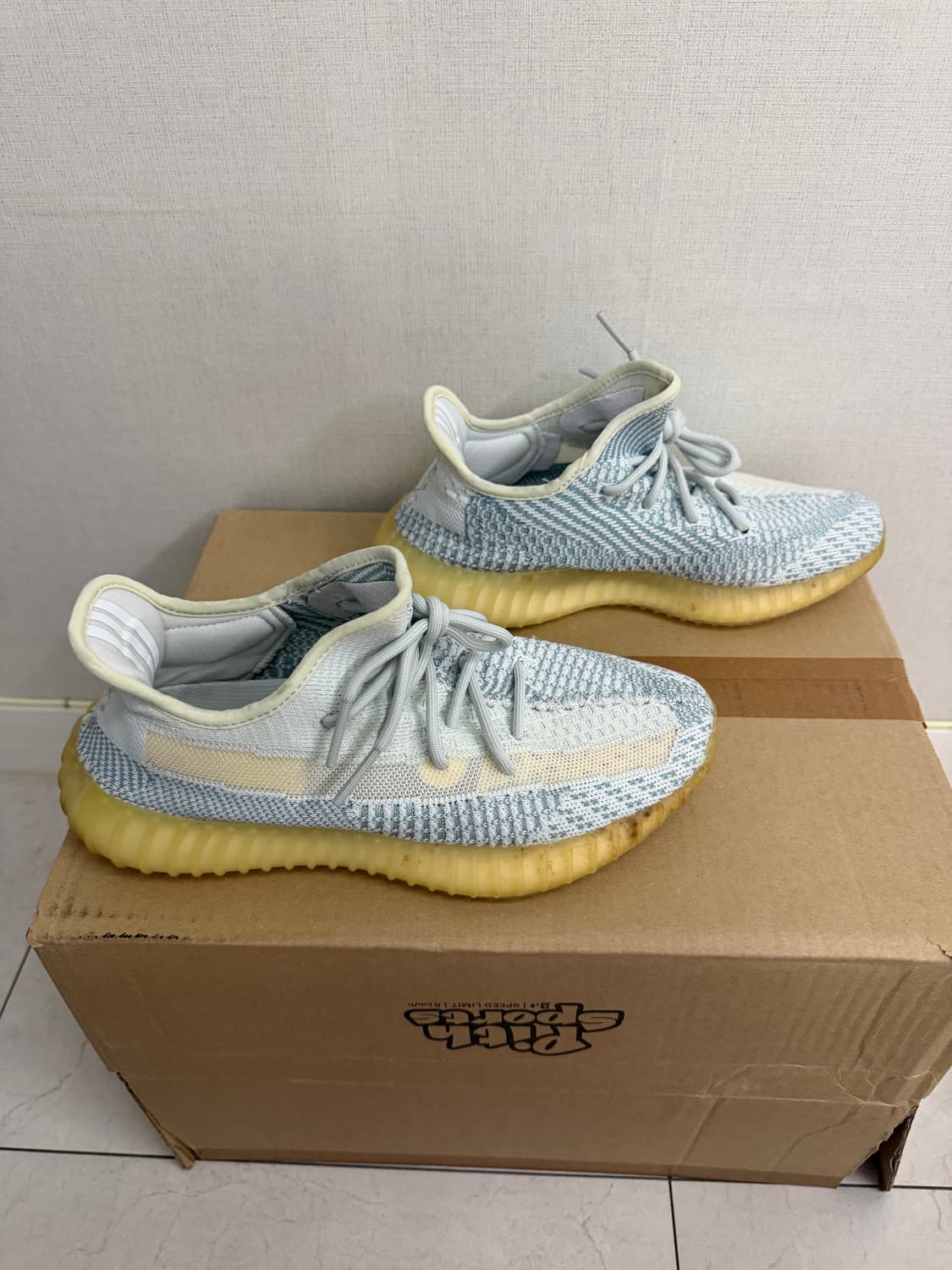 아디다스 이지 부스트 350 V2 클라우드 화이트 - 논리플렉티브 250 상품이미지2