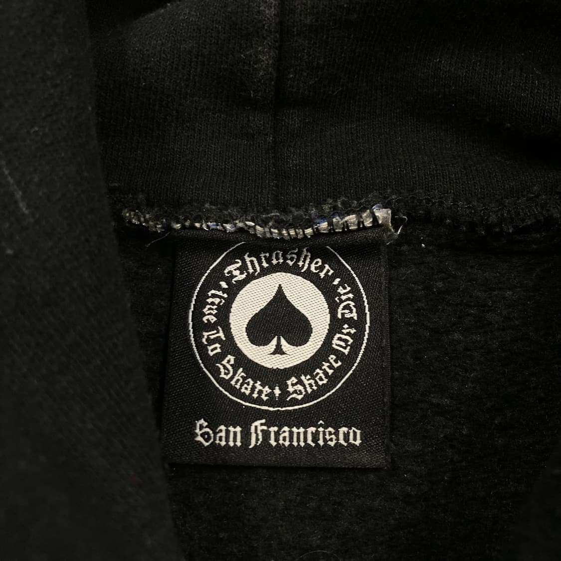 트레셔 블랙 컬러 스펠아웃 빅로고 후드티 상품이미지3