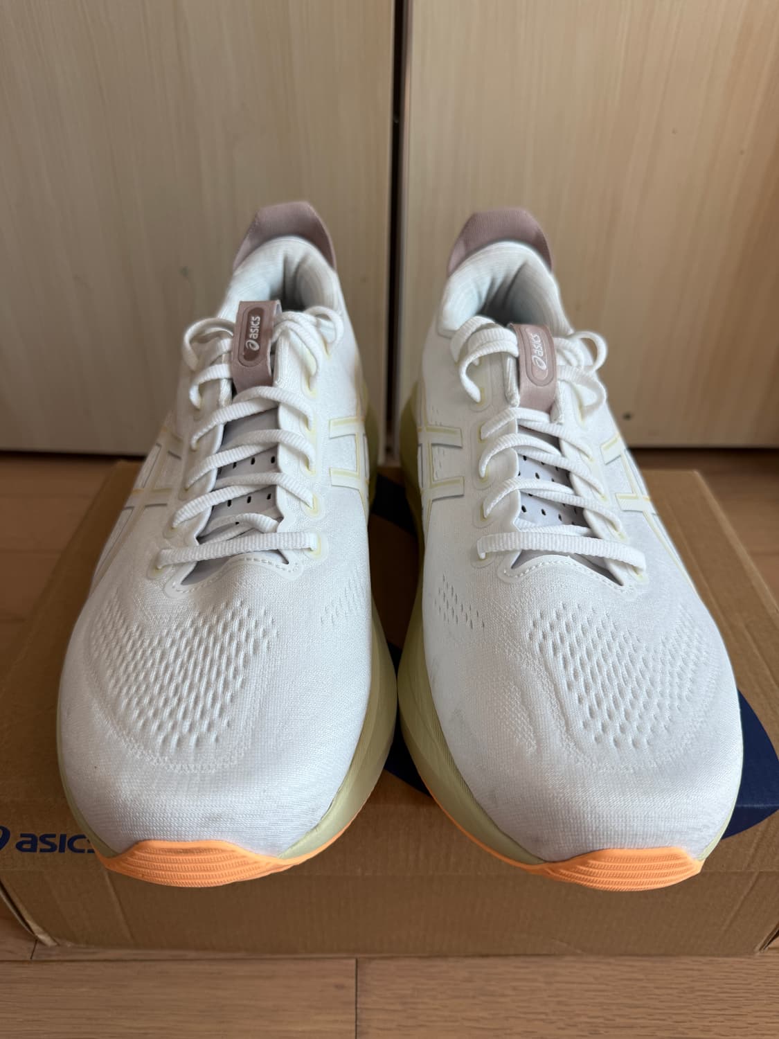 [300] 아식스 젤 카야노 32 4E 화이트 오렌지 글로우 상품이미지2