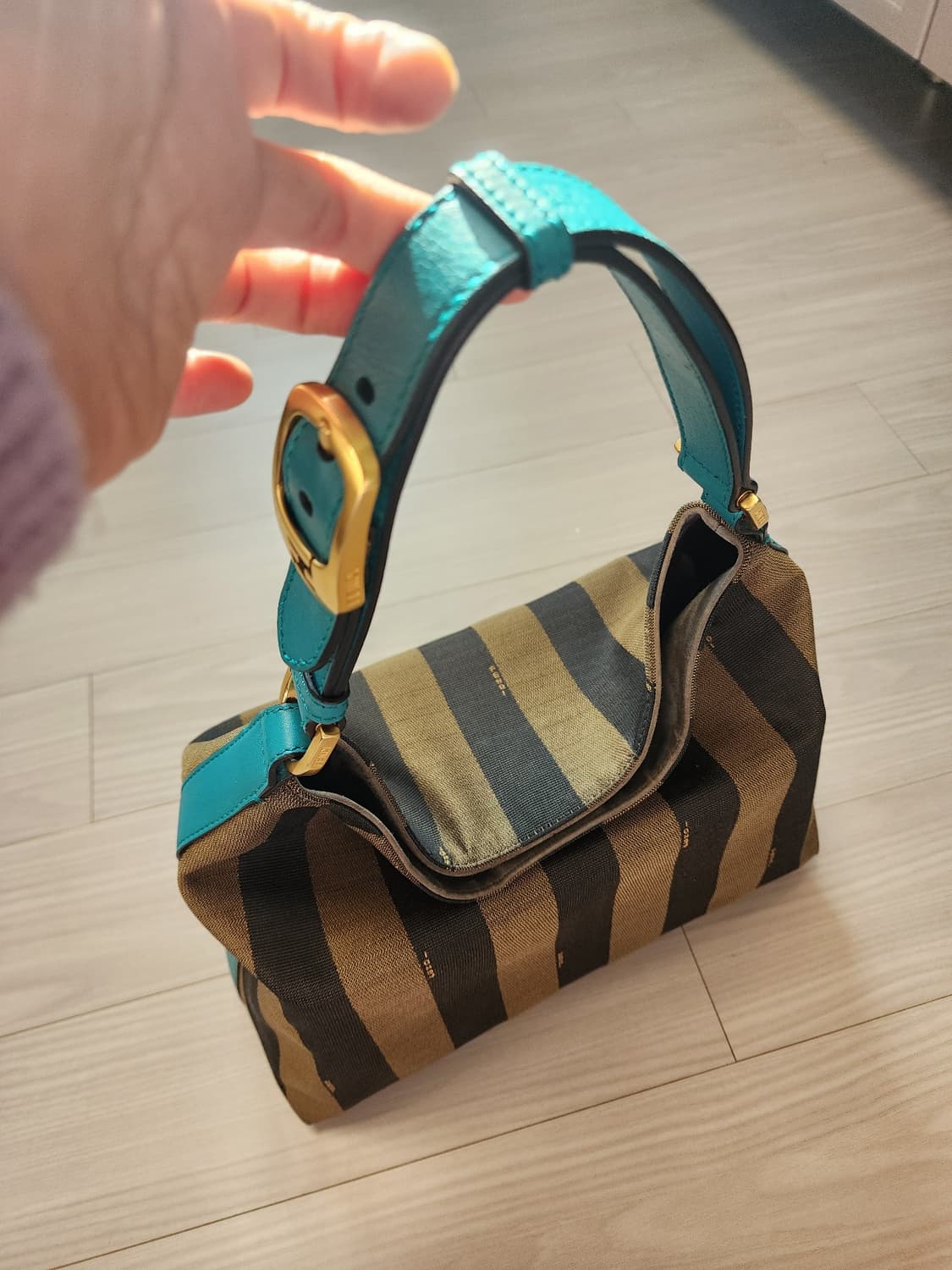 정품 펜디 시그니처 스트라이프 호보백 상품이미지5