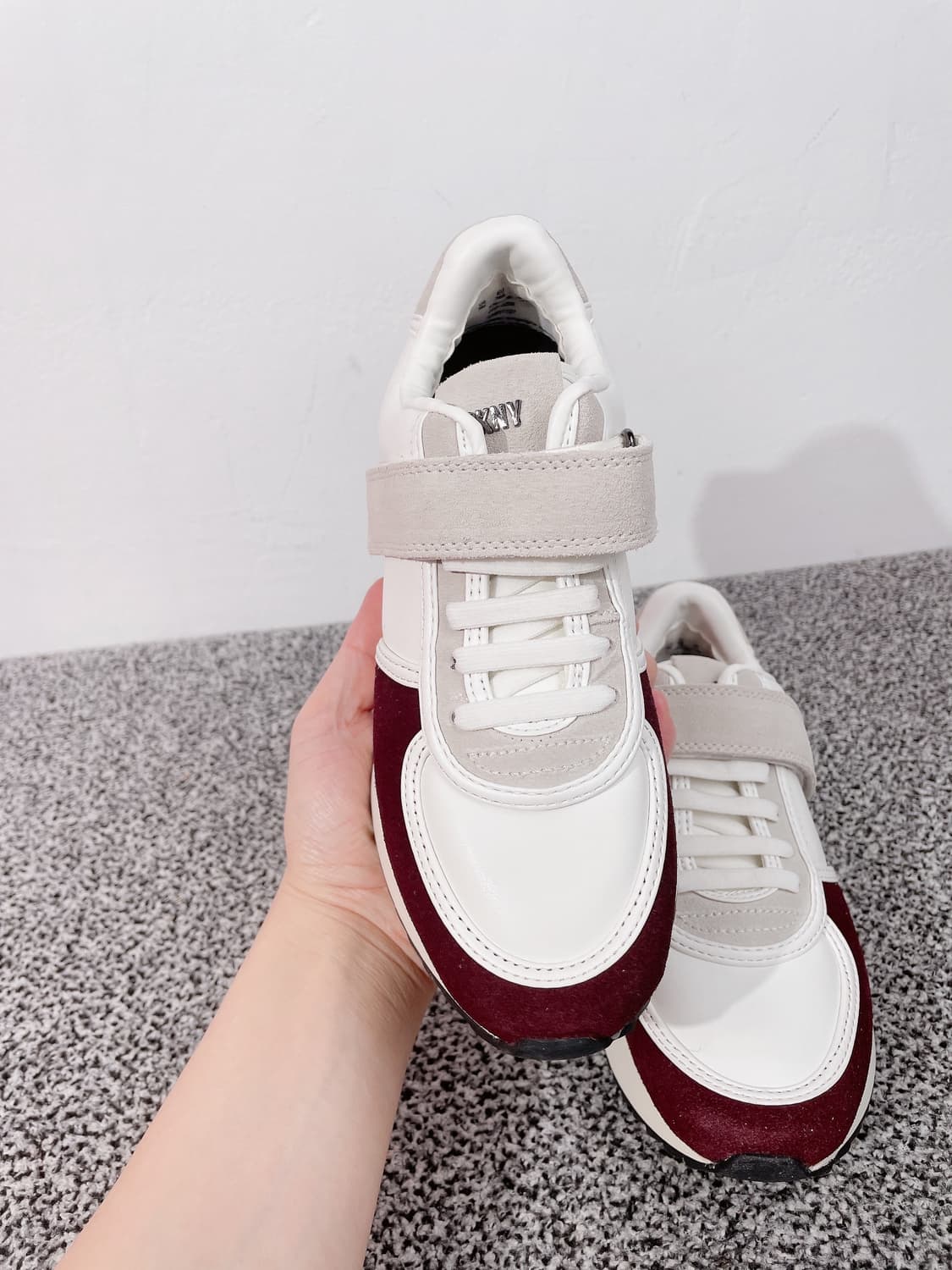 (정품/새상품) DKNY 여성 스웨이드 레더 벨크로 스니커즈 상품이미지4