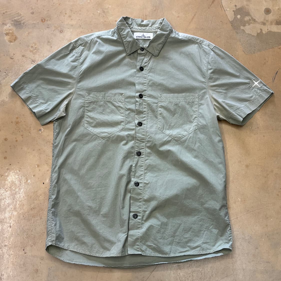 100 스톤아일랜드 카키 반팔셔츠 상품이미지2