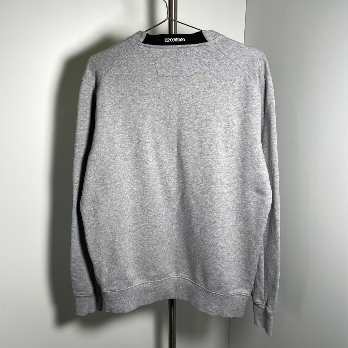 CP컴퍼니 사이드 렌즈 맨투맨 그레이 상품이미지2