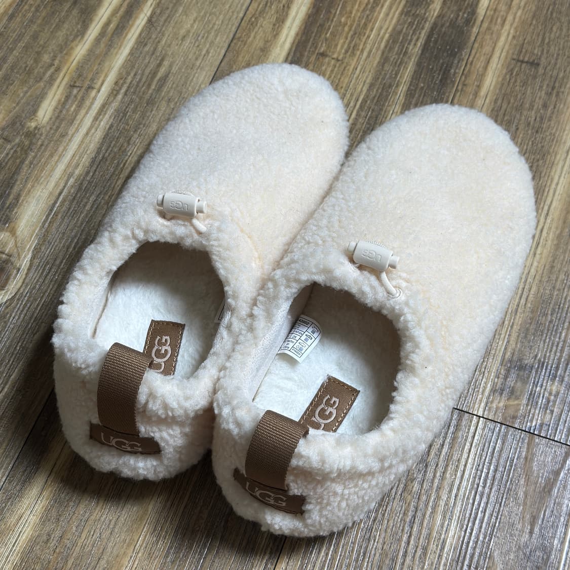 UGG 어그 플러시 뽀글이 슬리퍼 상품이미지1