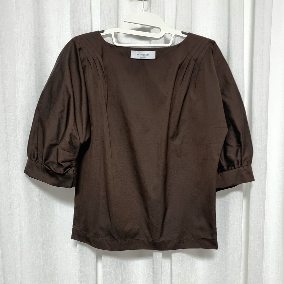 빅터앤롤프 나그랑숄더 가오리핏 광택진브라운 블라우스 (5566) 상태최상 상품이미지1