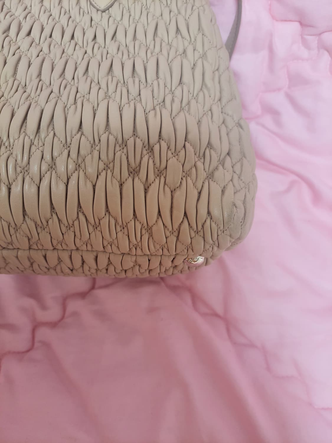 정품)급처상태좋음!미우미우 핑크 마틀라쎄 나파 크리스탈사첼토트크로스백가방 상품이미지10