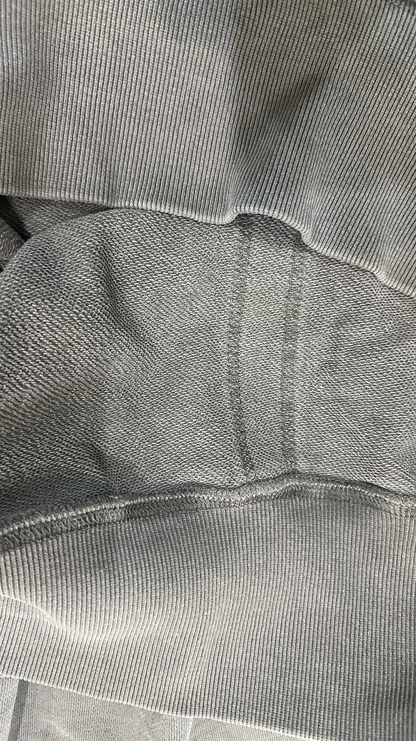 아트워크 뮤지엄 크로스 스웨트셔츠 차콜 상품이미지5