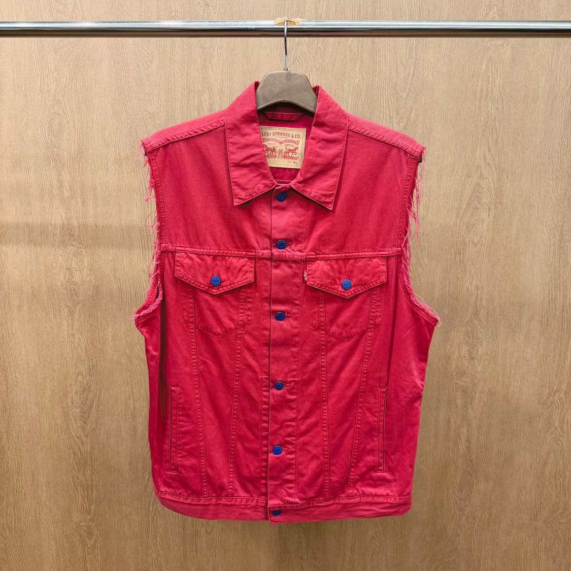 리바이스 데님 베스트 컷오프 슬리브 웨스턴 로켓 레드 탭 디테일 레드 상품이미지2