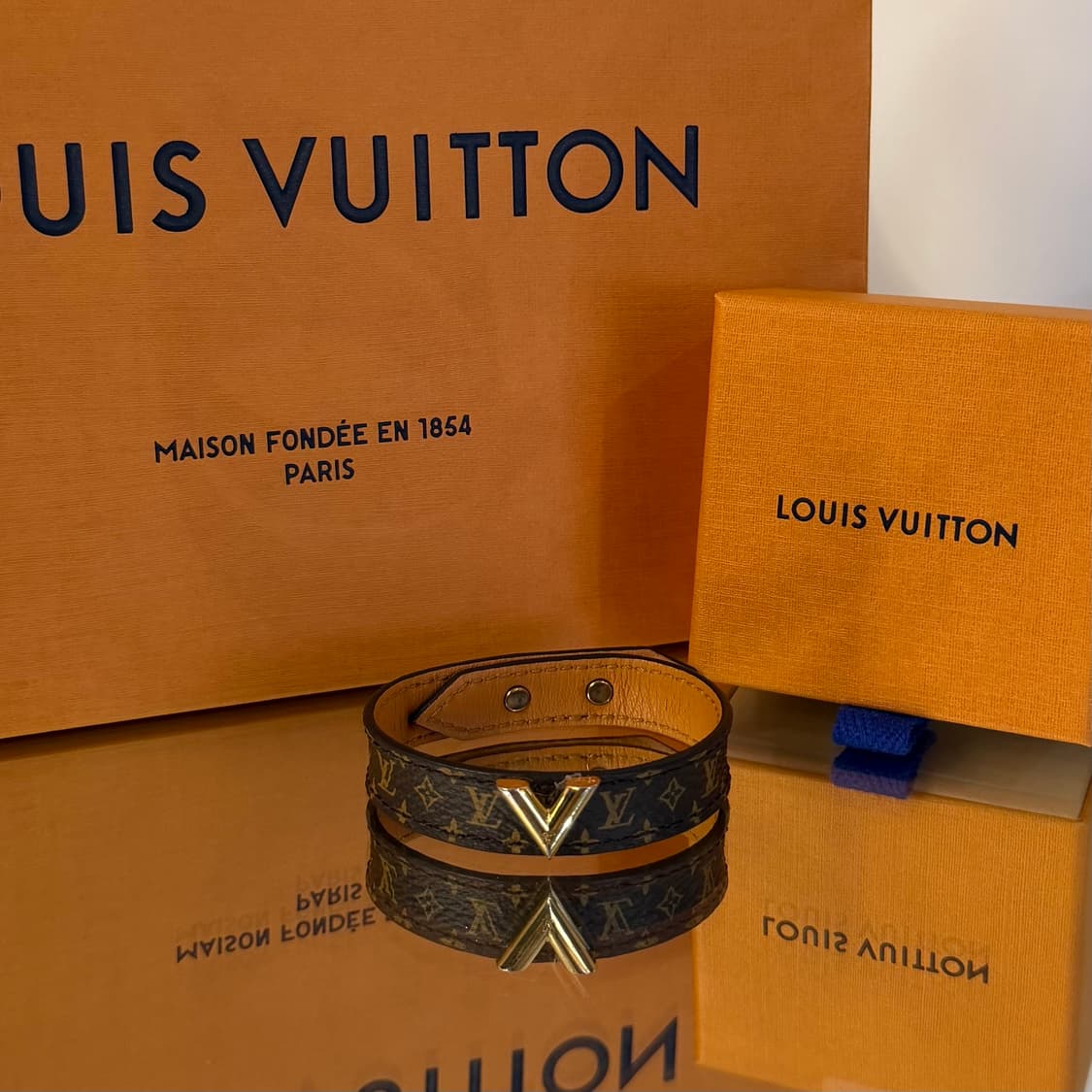 (17)루이비통 모노그램 에센셜 V 팔찌  상품이미지1