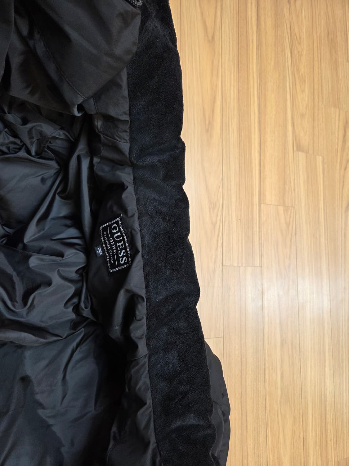 게스 블랙 오리털 패딩 M사이즈(95)입니다. 빵빵한 스타일이고, 목까지 상품이미지6
