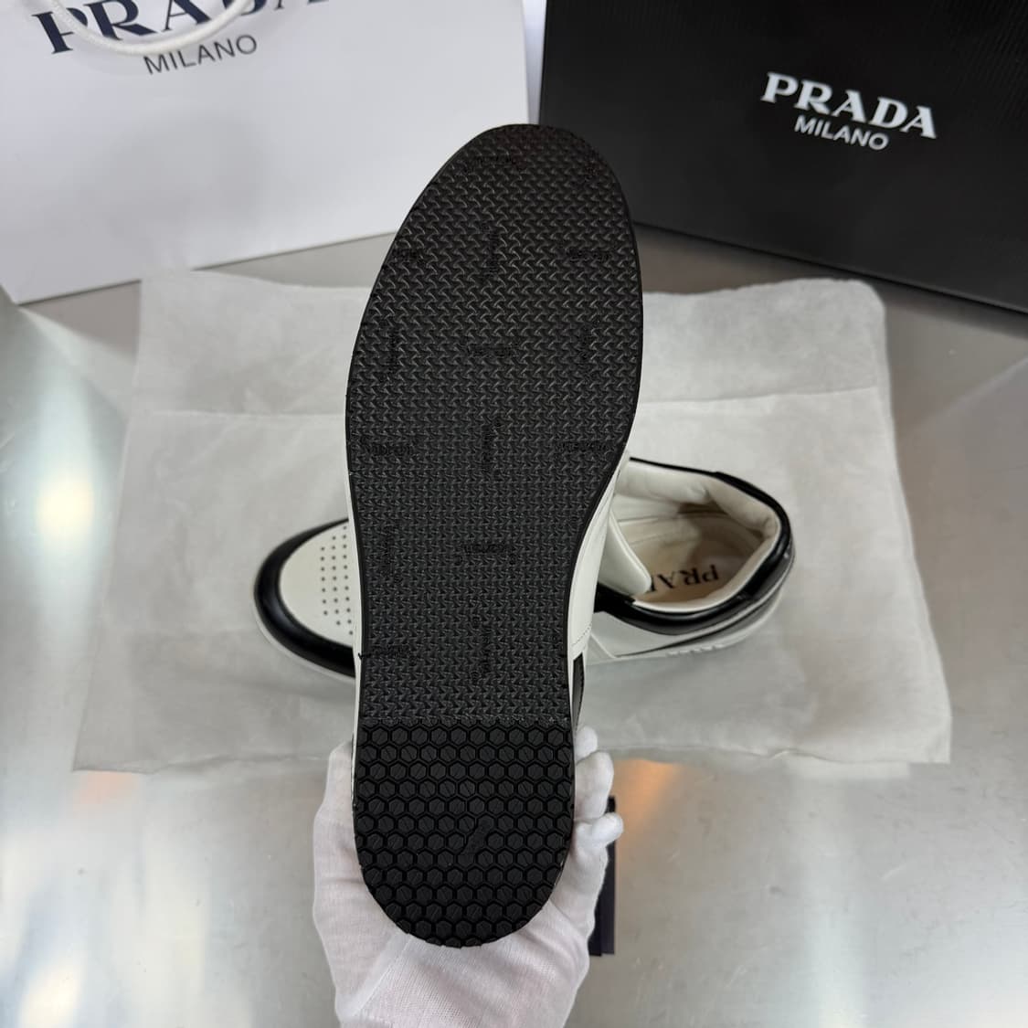 [리오브] 프라다 다운타운 화이트 블랙 레더 스니커즈 상품이미지3