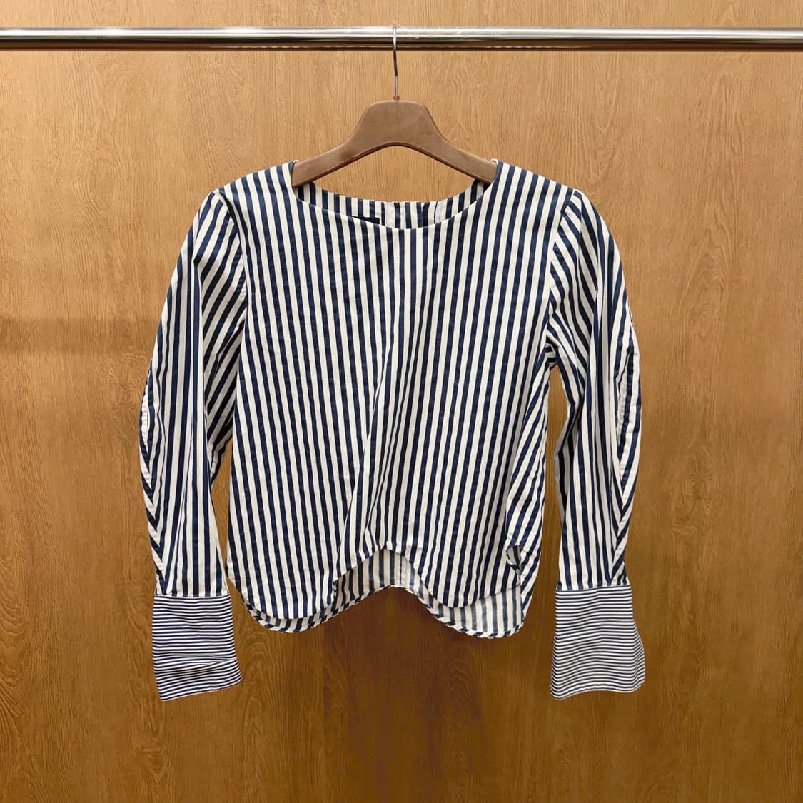 렉토 보트넥 스트라이프 블라우스 웨이브 밑단 디테일 레귤러핏 아이보리 상품이미지2