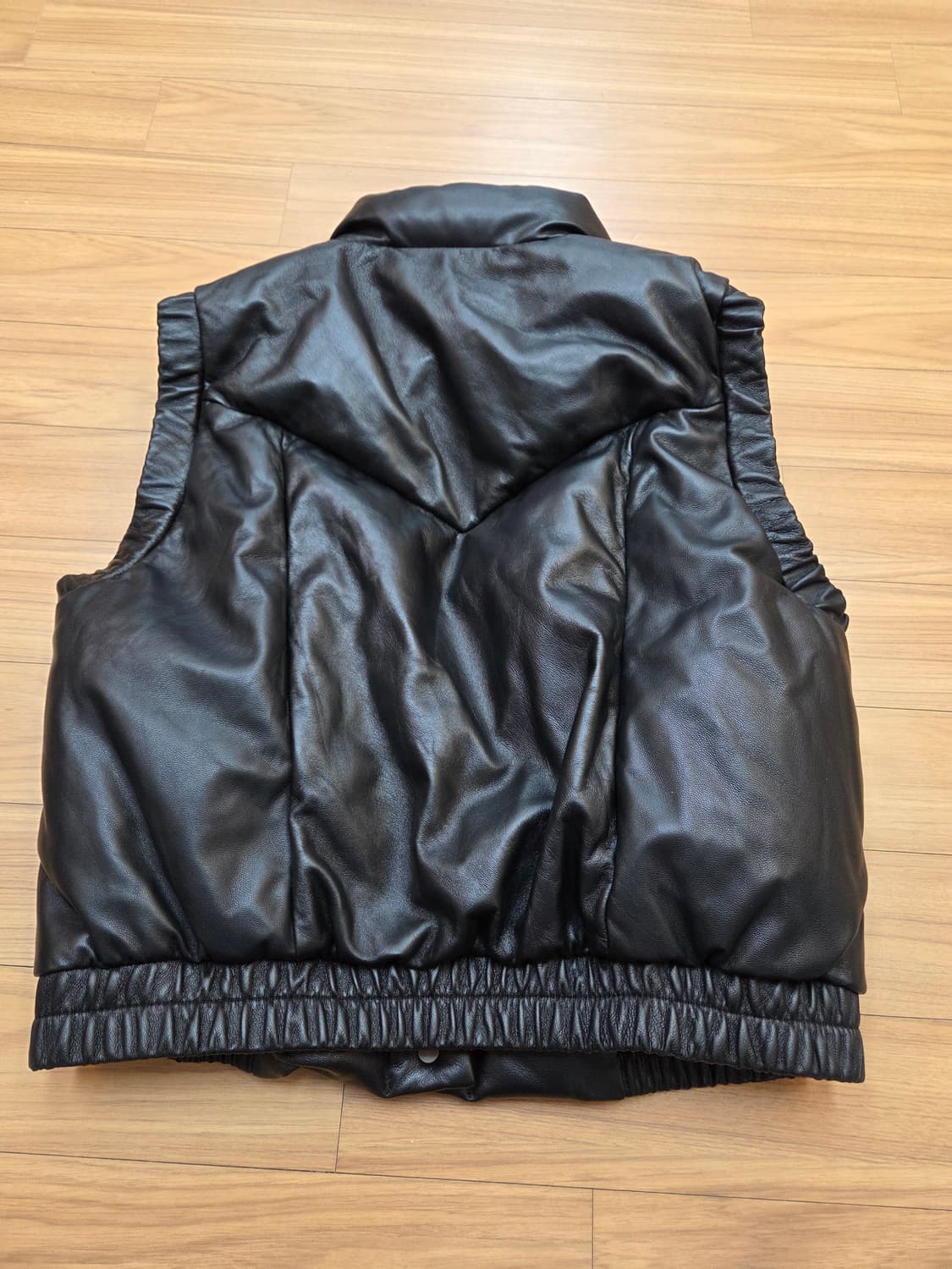 ROBO 브랜드의 검정색 레더 패딩 조끼입니다. 겉은 가죽, 안감은 패딩 상품이미지2