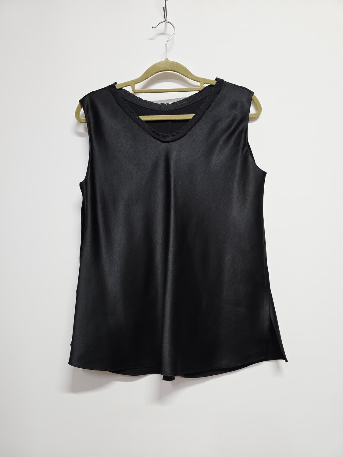 마인 블랙 브이넥 민소매 블라우스 상품이미지1