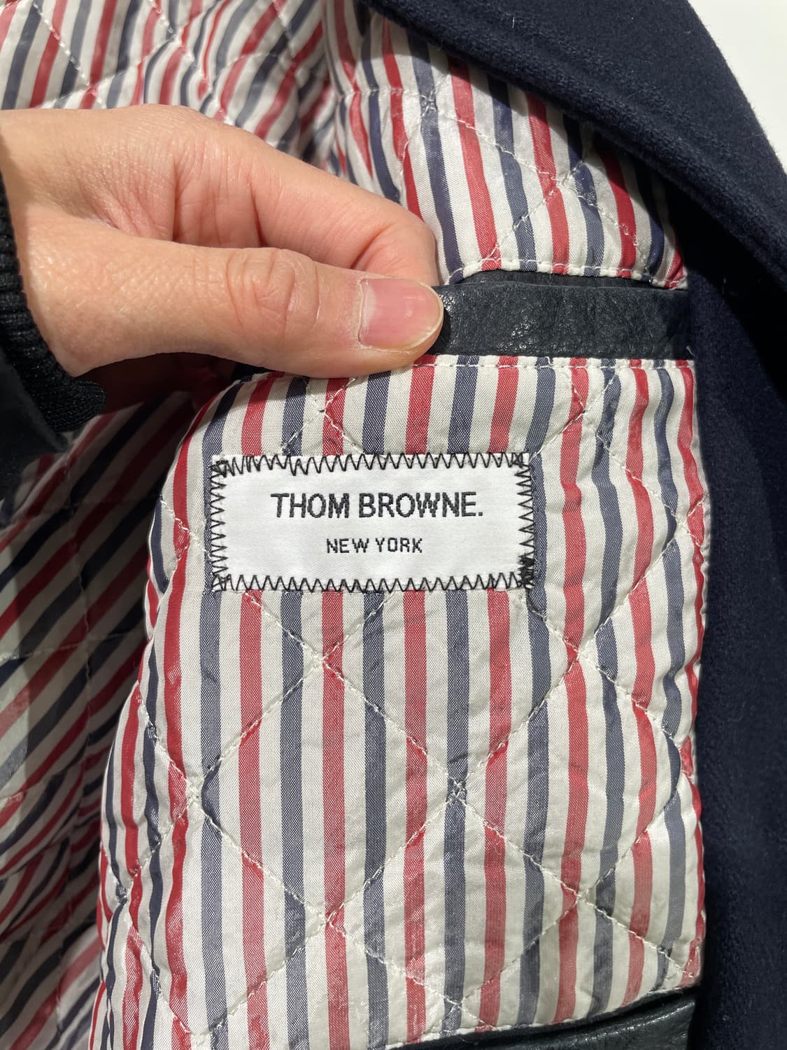 톰브라운 다크 네이비 금장 울 바시티 자켓 상품이미지7