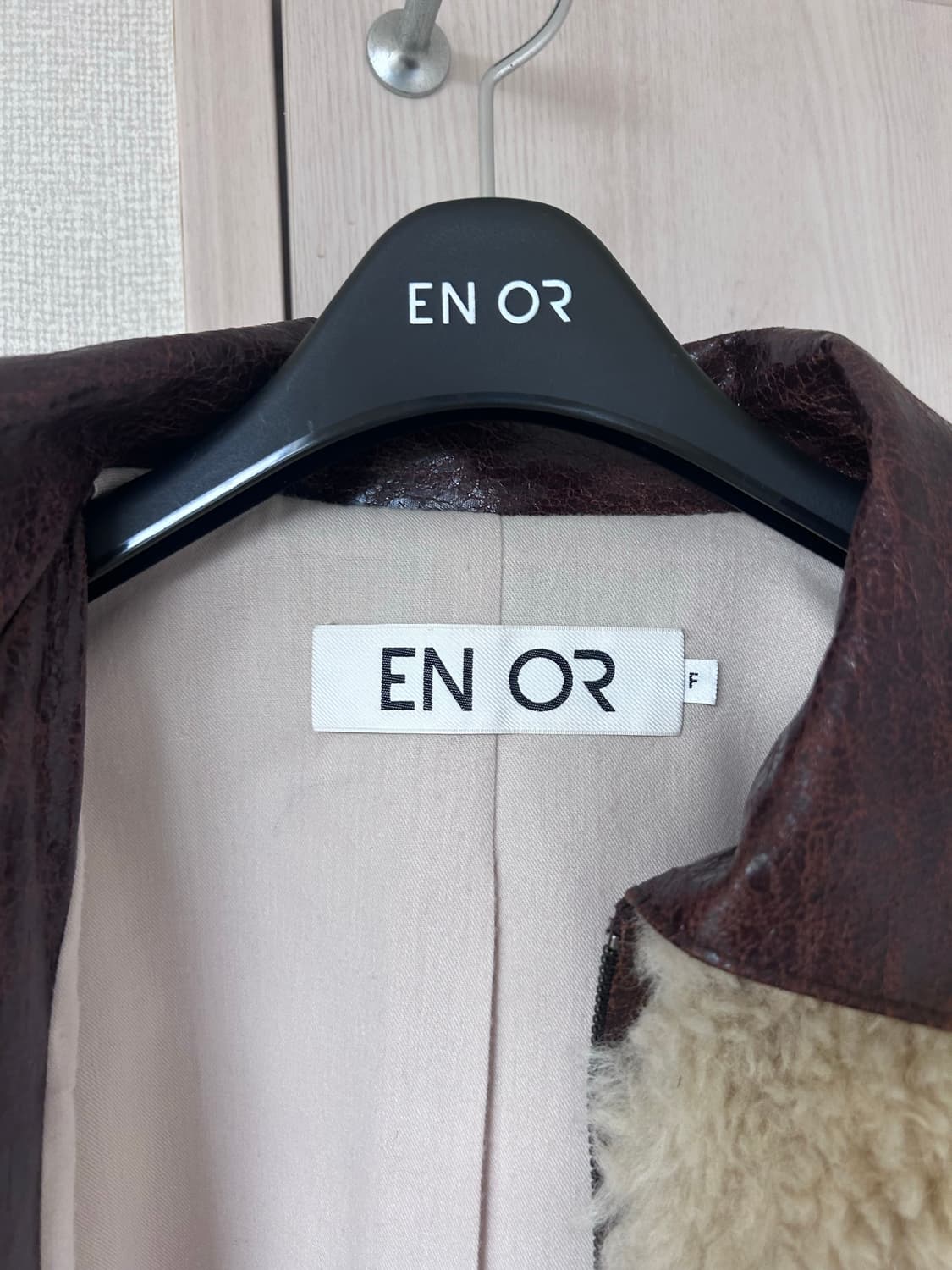 엔오르 LEATHER COLORED FUR JACKET - BEIGE 상품이미지5