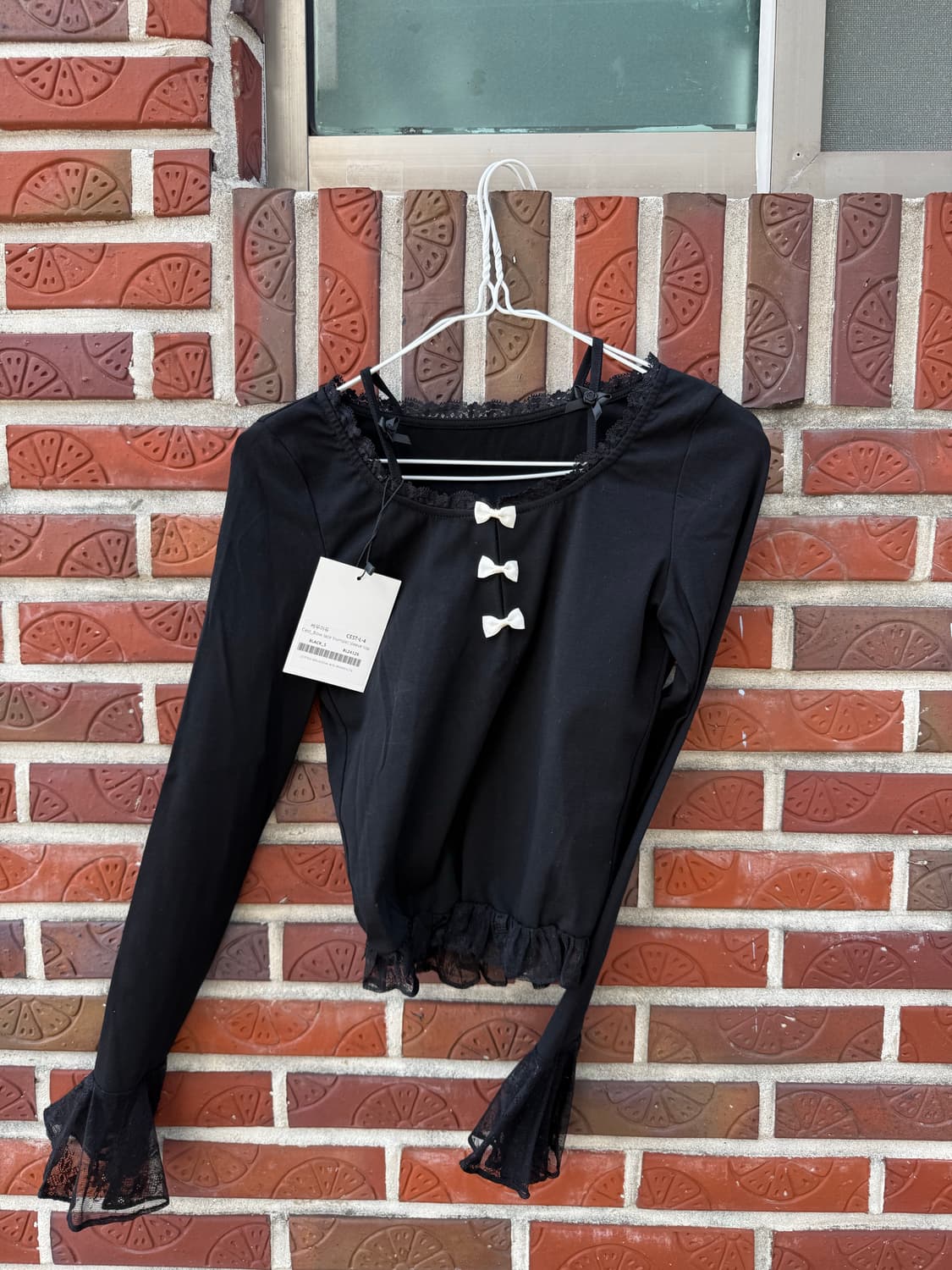 쎄무아듀 보우 레이스 트럼펫 슬리브 탑 (블랙) 상품이미지1